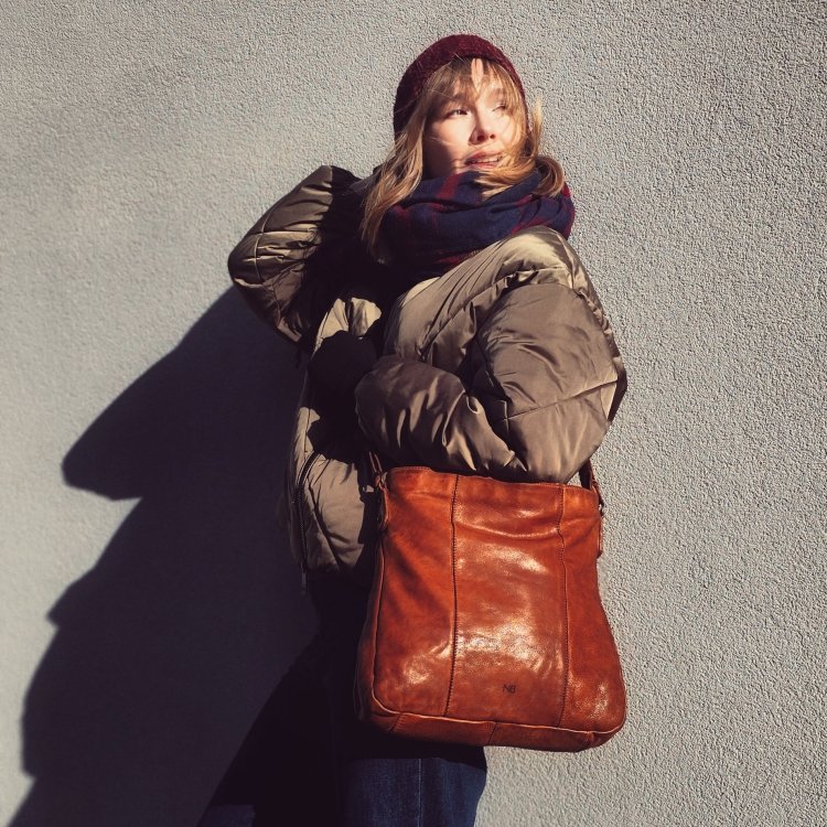Kožená crossbody kabelka s prešívaním Noelia Bolger materiál kože zapínanie na zips farba koňaková veľkosť stredná NB 2002 KO Lifestyle