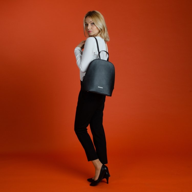 Batoh z kože saffiano Noelia Bolger materiál kože zapínanie na zips farba čierna veľkosť stredná NB 0033 C Lifestyle