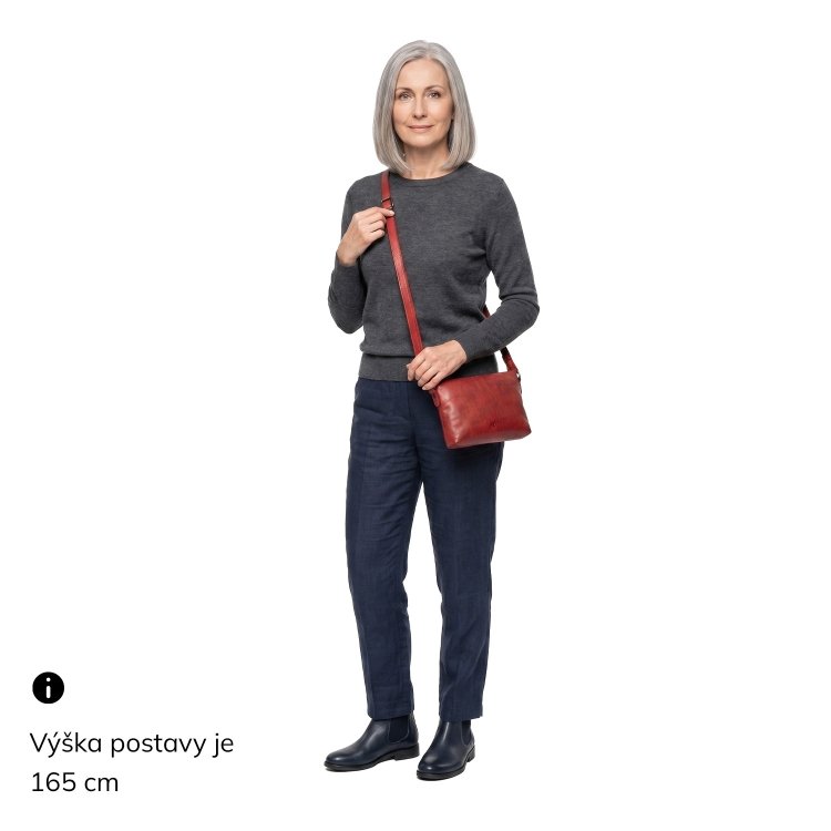 Kožená crossbody s čistými líniami Noelia Bolger materiál kože zapínanie na zips farba červená veľkosť malá NB 2414 CV Na postave