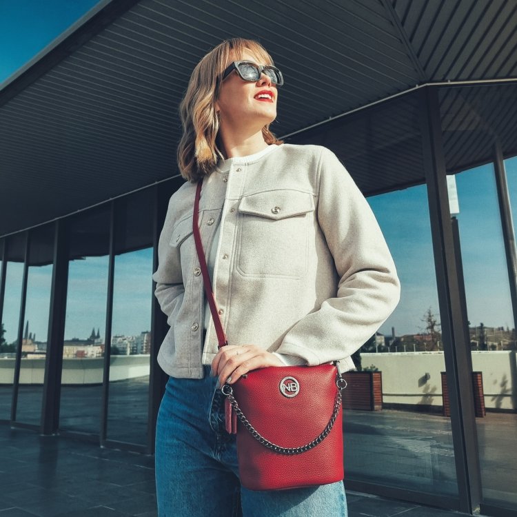 Malá kožená crossbody kabelka s výraznou retiazkou Noelia Bolger materiál kože zapínanie na zips farba červená veľkosť malá NB 3016 CV Lifestyle