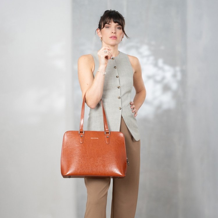 Elegantná kožená kabelka Noelia Bolger materiál kože zapínanie na zips farba koňaková veľkosť veľká NB 0057 KO Lifestyle