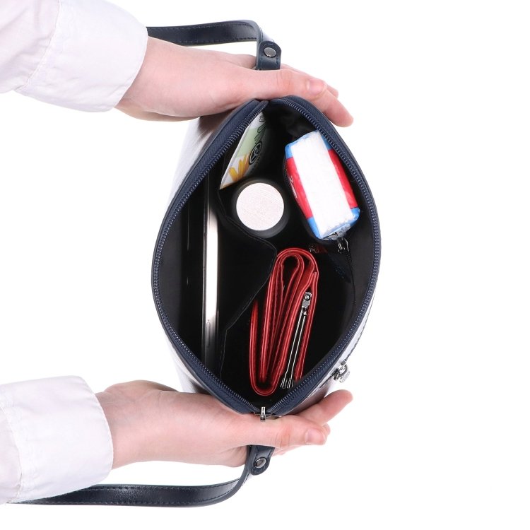 Minimalistická kožená crossbody kabelka na každý deň Noelia Bolger materiál kože zapínanie na zips farba modrá veľkosť malá NB 0116 TM Vnútro