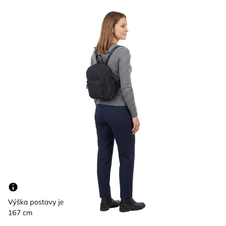 Malý nylonový batoh pre ženy Carmelo materiál nylon zapínanie na zips farba béžová veľkosť malá 6604 BE LE Na postave