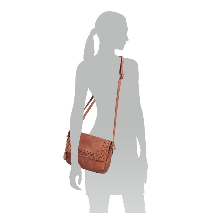 Dizajnová kožená crossbody kabelka s chlopňou Noelia Bolger materiál kože zapínanie na zips farba koňaková veľkosť malá NB 2026 KO Na postave