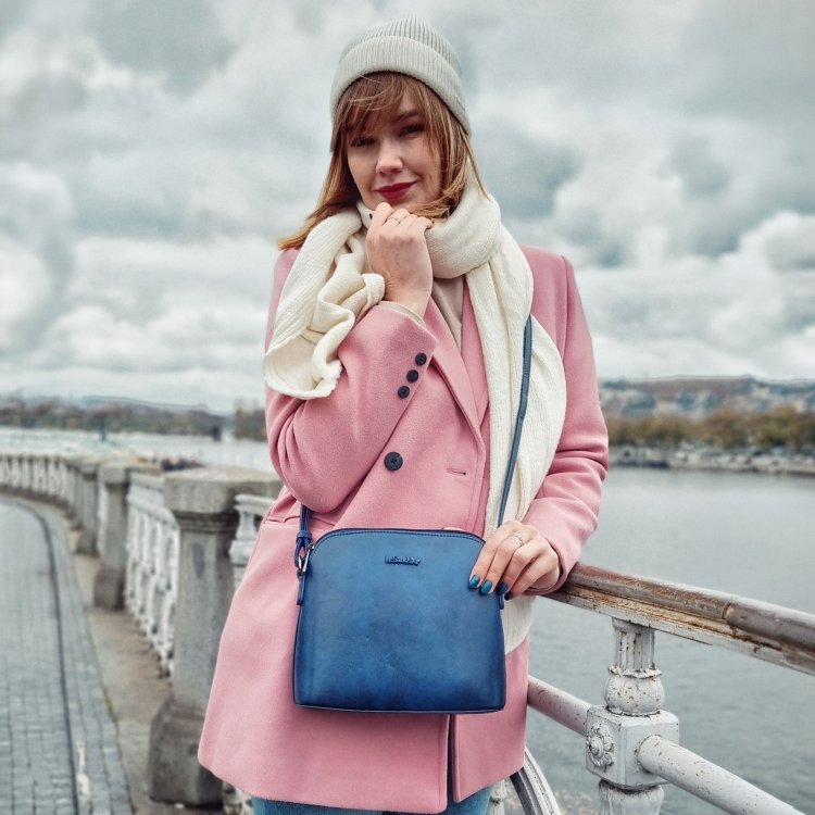 Malá minimalistická crossbody kabelka Le Sands materiál syntetická koža zapínanie na zips farba modrá veľkosť malá 7712 TM Lifestyle