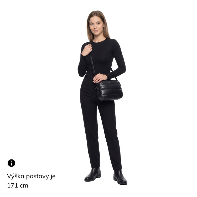 Štýlová dámska kabelka s prešívaním Carmelo materiál nylon zapínanie na zips farba zelená veľkosť malá 4386 PE Na postave