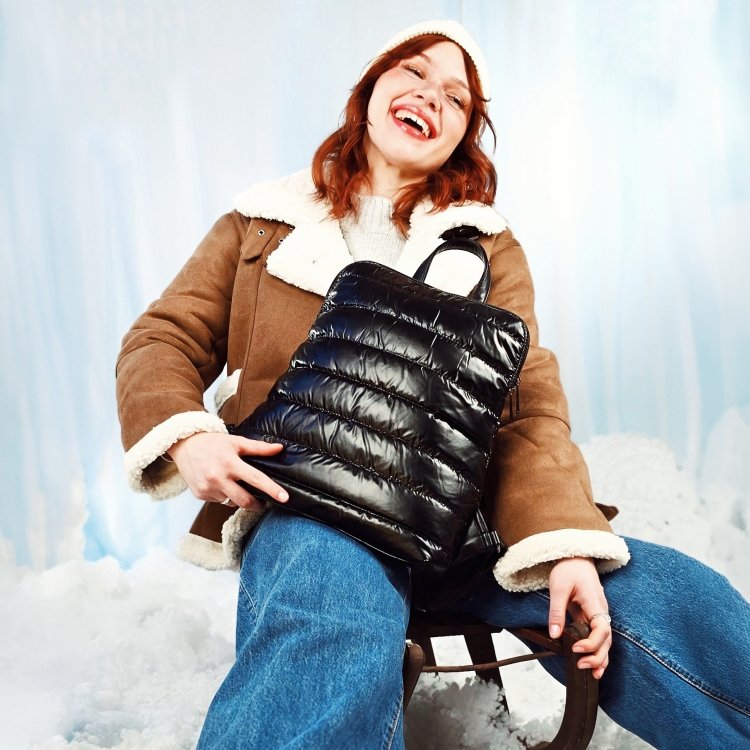 Prešívaný batoh z nadýchaného nylonu Carmelo materiál nylon zapínanie na zips farba čierna veľkosť stredná 4384 C Lifestyle