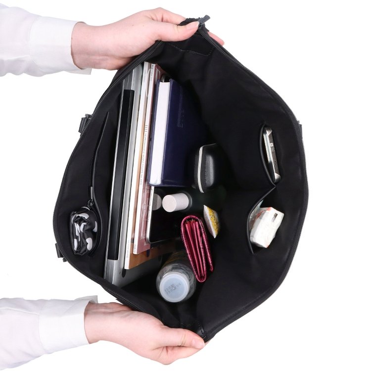 Dizajnová biznis taška cez rameno Carmelo materiál nylon zapínanie na zips farba čierna veľkosť veľká 6610 C Vnútro