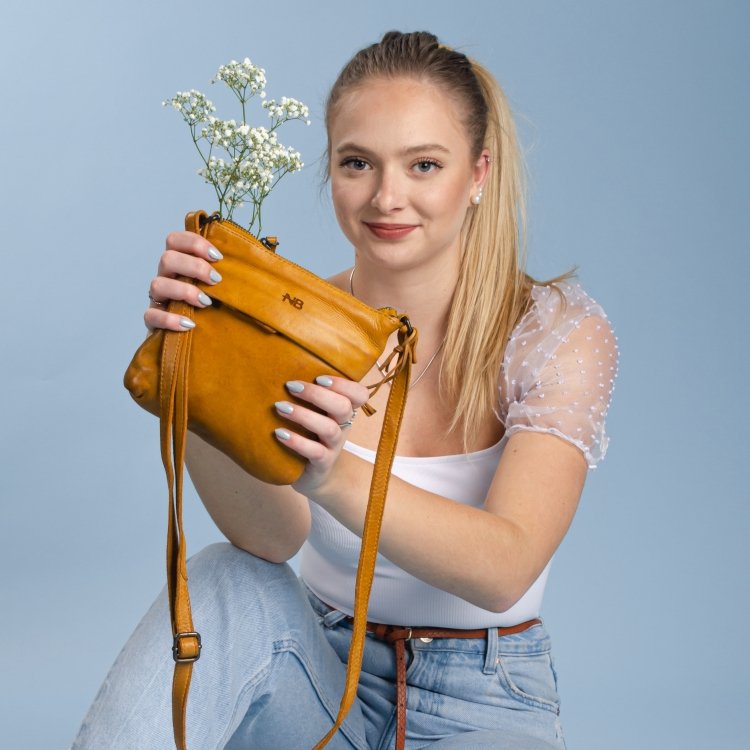 Malá kožená crossbody so zapínaním na zips Noelia Bolger materiál kože zapínanie na zips farba žltá veľkosť malá NB 2090 ZLU Lifestyle