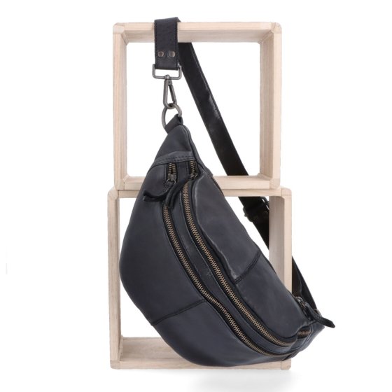 Moderná kožená crossbody ľadvinka s dvoma zipsami Noelia Bolger materiál kože zapínanie na zips farba čierna veľkosť stredná NB 2035 C