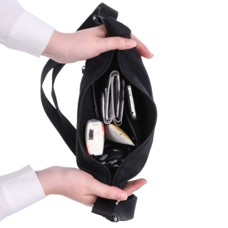 Malá nylonová kabelka typu moonbag Carmelo materiál nylon zapínanie na zips farba čierna veľkosť malá 6609 C Vnútro