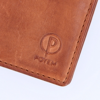 Praktická kompaktná peňaženka z pravej kože Poyem materiál kože zapínanie Bez zapínania farba koňaková veľkosť malá 5243 Poyem KO Logo