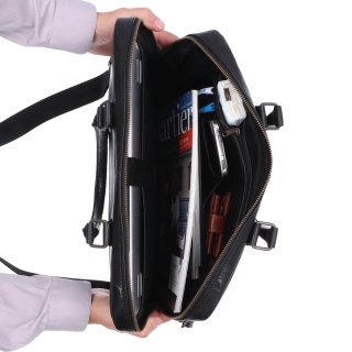 Kožená pánska taška s priehradkou na notebook Poyem materiál kože zapínanie na zips farba čierna veľkosť veľká 2225 Poyem C Vnútro