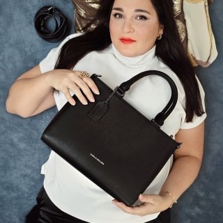 Elegantná kabelka z kože saffiano Noelia Bolger materiál kože zapínanie na zips farba čierna veľkosť stredná NB 0038 C Lifestyle