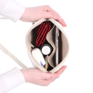 Minimalistická kožená crossbody kabelka na každý deň Noelia Bolger materiál kože zapínanie na zips farba biela veľkosť malá NB 0116 OW Vnútro
