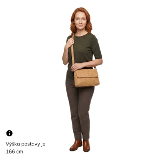 Praktická crossbody kabelka s klopou Tangerin materiál syntetická koža zapínanie na cvok farba koňaková veľkosť stredná 1116 CAM Na postave