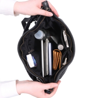 Jemne prepletaná kožená hobo kabelka Noelia Bolger materiál kože zapínanie na zips farba čierna veľkosť stredná NB 2015 C Vnútro
