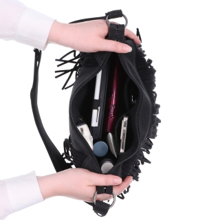 Štýlová crossbody kabelka so strapcami Carmelo materiál syntetická koža zapínanie na zips farba čierna veľkosť stredná 4674 C Vnútro