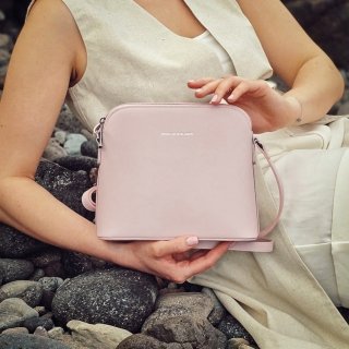 Elegantná kožená kabelka Noelia Bolger materiál kože zapínanie na zips farba ružová veľkosť malá NB 0064 R Lifestyle