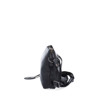 Kožená crossbody s čistými líniami Noelia Bolger materiál kože zapínanie na zips farba čierna veľkosť malá NB 2414 C Z boku
