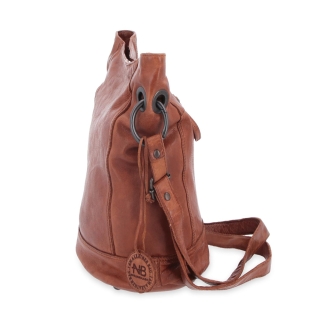 Kožená crossbody kabelka s dizajnovým prešívaním Noelia Bolger materiál kože zapínanie na zips farba koňaková veľkosť stredná NB 2089 KO Z boku