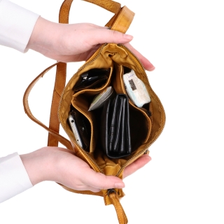 Malá kožená crossbody s prešívaním Noelia Bolger materiál kože zapínanie na zips farba žltá veľkosť malá NB 2086 ZLU Vnútro