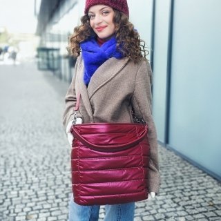 Mäkká kabelka s prešívaním a elegantným štýlom Carmelo materiál nylon zapínanie na zips farba vínová veľkosť stredná 4383 BO Lifestyle