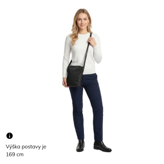 Praktická crossbody kabelka s extra vreckom Carmelo materiál nylon zapínanie na zips farba čierna veľkosť malá 6607 C LE Na postave