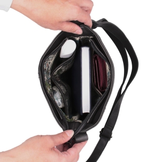 Malá športová crossbody kabelka Tangerin materiál syntetická koža zapínanie na zips farba čierna veľkosť malá 8011 C Vnútro