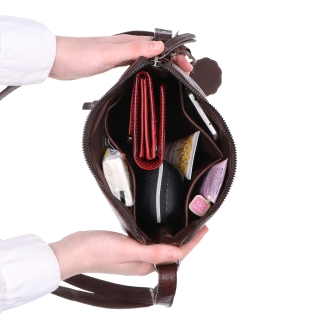 Kožená crossbody kabelka s príveskom Noelia Bolger materiál kože zapínanie na zips farba hnedá veľkosť malá NB 3100 H Vnútro