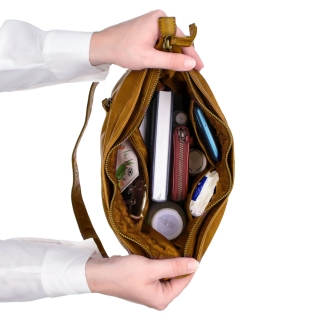 Kožená crossbody s predným vreckom na zips Noelia Bolger materiál kože zapínanie na zips farba žltá veľkosť stredná NB 2103 ZLU Vnútro
