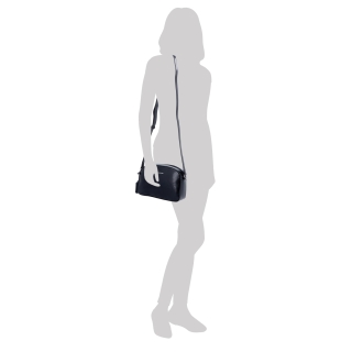 Malá minimalistická kožená crossbody kabelka Noelia Bolger materiál kože zapínanie na zips farba čierna veľkosť malá NB 0106 C Na postave