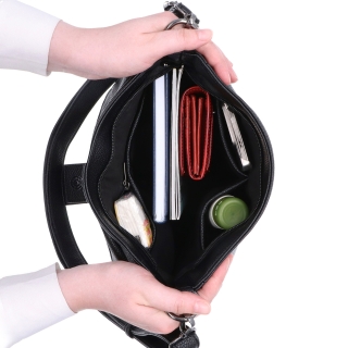 Syntetická crossbody kabelka s výraznou sponou Carmelo materiál syntetická koža zapínanie s chlopňou farba čierna veľkosť stredná 4363 C Vnútro