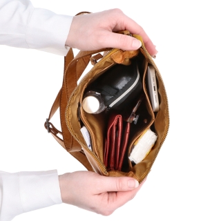 Kožená crossbody kabelka s moderným dizajnom Noelia Bolger materiál kože zapínanie na zips farba žltá veľkosť malá NB 2400 ZLU Vnútro