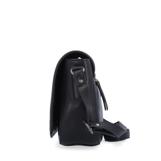Menšia crossbody kabelka s chlopňou a príveskom Noelia Bolger materiál kože zapínanie s chlopňou farba čierna veľkosť stredná NB 3111 C Z boku