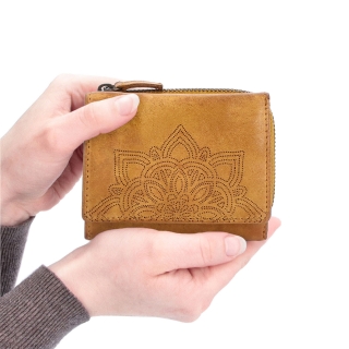 Malá kožená peňaženka v boho štýle Noelia Bolger materiál kože zapínanie na cvok farba žltá veľkosť malá 5124 NB ZLU V ruke