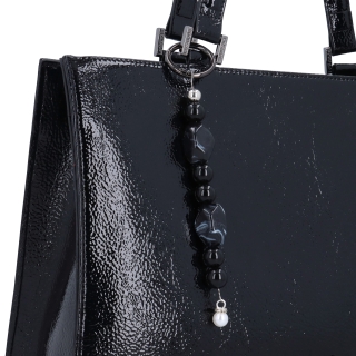 Kabelka do ruky s odnímateľným crossbody popruhom a príveskom Le Sands Le Sands materiál syntetická koža zapínanie na zips farba čierna veľkosť stredná 4638 C Detail