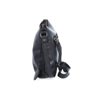 Kožená crossbody kabelka s moderným dizajnom Noelia Bolger materiál kože zapínanie na zips farba čierna veľkosť malá NB 2400 C Z boku