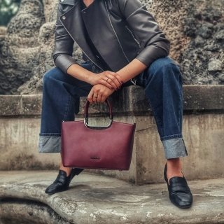 Elegantná kabelka do ruky s popruhom Le Sands materiál syntetická koža zapínanie na zips farba vínová veľkosť stredná 7713 BO Lifestyle