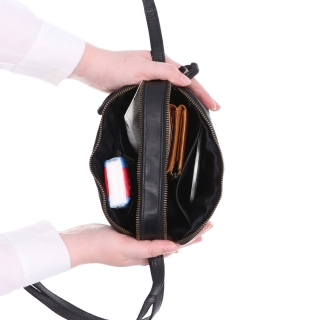 Minimalistická kožená crossbody kabelka Noelia Bolger materiál kože zapínanie na zips farba čierna veľkosť malá NB 2407 C Vnútro