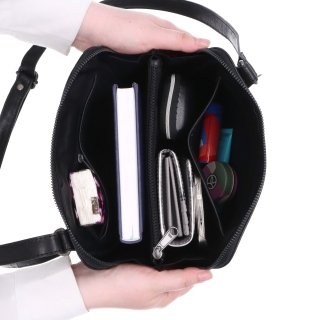 Elegantná kožená crossbody kabelka s príveskom Noelia Bolger materiál kože zapínanie na zips farba čierna veľkosť malá NB 3107 C Vnútro