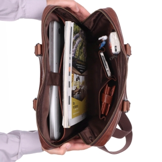 Kožená pánska taška s priehradkou na notebook Poyem materiál kože zapínanie na zips farba hnedá veľkosť veľká 2225 Poyem H Vnútro