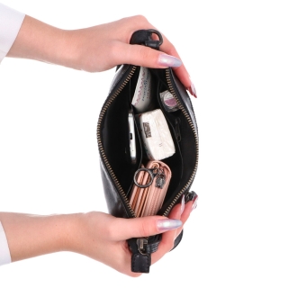 Praktická kožená crossbody na každý deň Noelia Bolger materiál kože zapínanie na zips farba čierna veľkosť malá NB 2406 C Vnútro