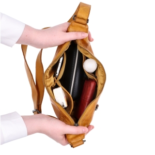 Kožená moonbag kabelka cez rameno Noelia Bolger materiál kože zapínanie na zips farba žltá veľkosť malá NB 2412 ZLU Vnútro