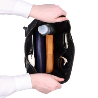 Kožená kabelka cez rameno v tvare polmesiaca Noelia Bolger materiál kože zapínanie na zips farba čierna veľkosť stredná NB 2410 C Vnútro