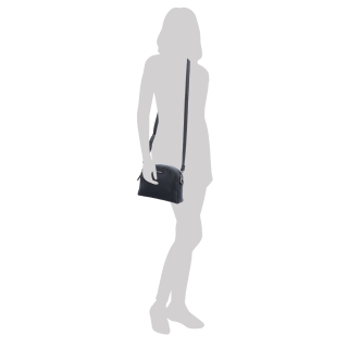 Malá crossbody kabelka s výrazným popruhom Tangerin materiál syntetická koža zapínanie na zips farba červená veľkosť malá 8044 CV Na postave
