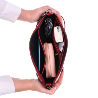 Kvalitná kožená kabelka s ozdobnou retiazkou Noelia Bolger materiál kože zapínanie na zips farba červená veľkosť malá NB 0110 TCV Vnútro
