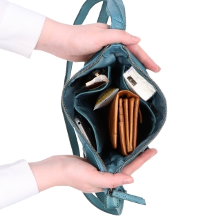 Malá kožená crossbody s prešívaním Noelia Bolger materiál kože zapínanie na zips farba tyrkysová veľkosť malá NB 2086 TYR Vnútro
