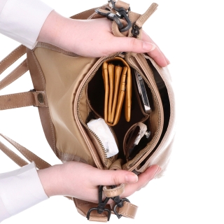 Kožená crossbody kabelka so zdobenou chlopňou Noelia Bolger materiál kože zapínanie s chlopňou farba béžová veľkosť stredná NB 2030 BE Vnútro