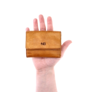 Malá kožená peňaženka pre mužov aj ženy Noelia Bolger materiál kože farba žltá veľkosť malá 5135 NB ZLU V ruke